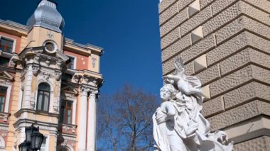Odessa, Ukrayna 23.03.2023. Ukrayna, Odessa 'daki Opera ve Bale Tiyatrosu cephesi, HD' de güneşli bir günde