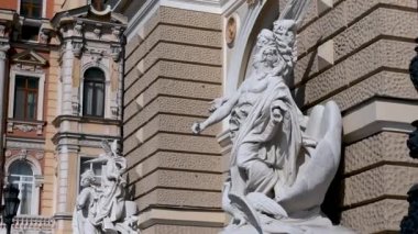 Odessa, Ukrayna 23.03.2023. Ukrayna, Odessa 'daki Opera ve Bale Tiyatrosu cephesi, HD' de güneşli bir günde