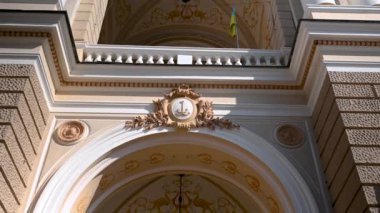 Odessa, Ukrayna 23.03.2023. Ukrayna, Odessa 'daki Opera ve Bale Tiyatrosu cephesi, HD' de güneşli bir günde