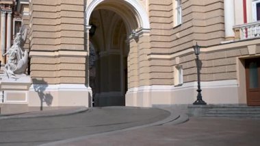 Odessa, Ukrayna 23.03.2023. Ukrayna, Odessa 'daki Opera ve Bale Tiyatrosu cephesi, HD' de güneşli bir günde