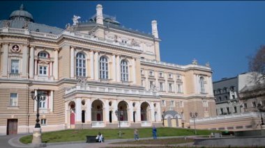 Odessa, Ukrayna 23.03.2023. Ukrayna 'nın Odessa kentindeki Opera ve Bale Tiyatrosu' nun HD 'de güneşli bir ilkbahar gününde Tiyatro Meydanı' ndan görünüşü