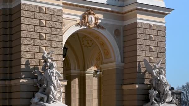 ウクライナのオデッサ23 2023 晴れた春の日にウクライナのオデッサ歌劇場とバレエ劇場への入り口の彫刻Hd — ストック動画