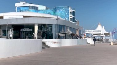 Odessa, Ukrayna 23.03.2023. Karadeniz kıyısında, Odessa, Ukrayna 'daki Lanzheron plajında güneşli bir bahar gününde
