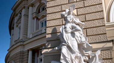 Odessa, Ukrayna 23.03.2023. Ukrayna 'nın Odessa kentindeki Opera ve Bale Tiyatrosu' nun 4K 'da güneşli bir bahar gününde Tiyatro Meydanı' ndan görünüşü