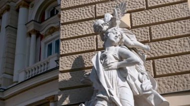 Odessa, Ukrayna 23.03.2023. Ukrayna 'nın Odessa kentindeki Opera ve Bale Tiyatrosu' nun 4K 'da güneşli bir bahar gününde Tiyatro Meydanı' ndan görünüşü