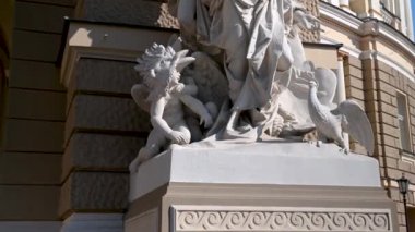 Odessa, Ukrayna 23.03.2023. Ukrayna 'nın Odessa kentindeki Opera ve Bale Tiyatrosu' nun 4K 'da güneşli bir bahar gününde Tiyatro Meydanı' ndan görünüşü