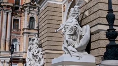 Odessa, Ukrayna 23.03.2023. Ukrayna 'nın Odessa kentindeki Opera ve Bale Tiyatrosu' nun 4K 'da güneşli bir bahar gününde Tiyatro Meydanı' ndan görünüşü