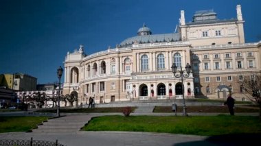 Odessa, Ukrayna 23.03.2023. Ukrayna 'nın Odessa kentindeki Opera ve Bale Tiyatrosu' nun 4K 'da güneşli bir bahar gününde Tiyatro Meydanı' ndan görünüşü