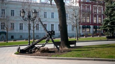 Odessa, Ukrayna 23.03.2023. Ukrayna 'nın Odessa kentindeki Opera ve Bale Tiyatrosu' nun 4K 'da güneşli bir bahar gününde Tiyatro Meydanı' ndan görünüşü