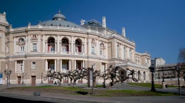 Odessa, Ukrayna 23.03.2023. Ukrayna 'nın Odessa kentindeki Opera ve Bale Tiyatrosu' nun 4K 'da güneşli bir bahar gününde Tiyatro Meydanı' ndan görünüşü