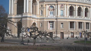 Odessa, Ukrayna 23.03.2023. Ukrayna 'nın Odessa kentindeki Opera ve Bale Tiyatrosu' nun 4K 'da güneşli bir bahar gününde Tiyatro Meydanı' ndan görünüşü