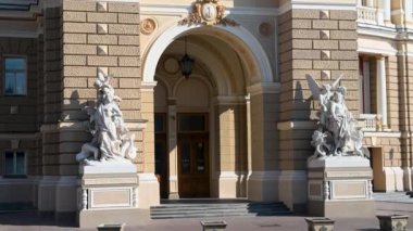 Odessa, Ukrayna 23.03.2023. Ukrayna 'nın Odessa kentindeki Opera ve Bale Tiyatrosu' nun 4K 'da güneşli bir bahar gününde Tiyatro Meydanı' ndan görünüşü