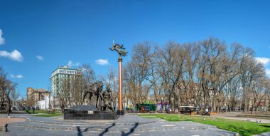 Odessa, Ukrayna 31.03.2023. Odessa, Ukrayna 'daki Starobazarny Meydanı, güneşli bir bahar günü