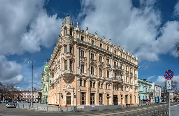 ウクライナのオデッサ31 2023 ウクライナのオデッサのサドバヤ通りにある歴史的なアパートLibmanの建物は 晴れた春の日に — ストック写真