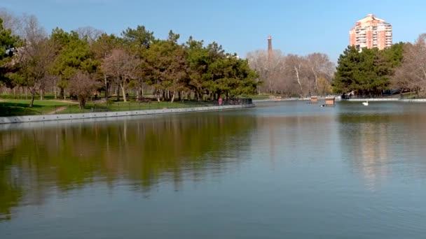 Lago Artificial Parque Vitória Cidade Odessa Ucrânia Dia Primavera Ensolarado — Vídeo de Stock