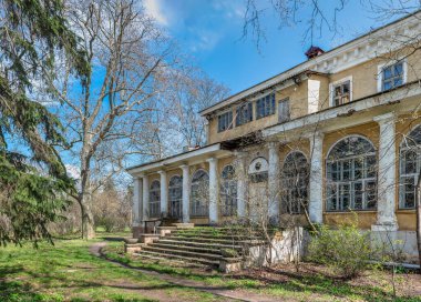 Odessa, Ukrayna 10.04.2023. Güneşli bir bahar gününde Ukrayna 'nın Botanik Bahçesi' nde terk edilmiş bir bina.