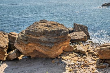 Odessa, Ukrayna 'daki Wild Beach' te güneşli bir bahar gününde deniz kabuğu kaya parçaları.