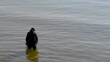 Odessa, Ukrayna 14.04.2023. Güneşli bir bahar sabahı, Odessa Arcadia 'daki Karadeniz sahilinde hazine avcısı.