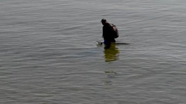 Odessa, Ukrayna 14.04.2023. Güneşli bir bahar sabahı, Odessa Arcadia 'daki Karadeniz sahilinde hazine avcısı.