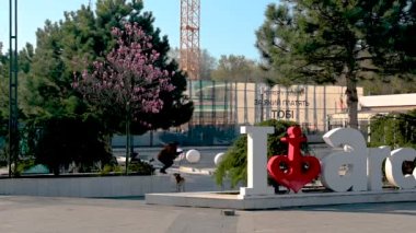 Odessa, Ukrayna 14.04.2023. Ukrayna 'nın Odessa kentindeki Arcadia sokağında güneşli bir bahar sabahı turist tabelası.