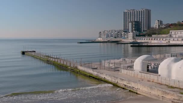 ウクライナのオデッサ14 2023 ウクライナのオデッサのアルカディアビーチの海の桟橋 晴れた春の朝 — ストック動画