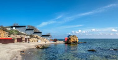 Odessa, Ukrayna 04.08.2023. Karadeniz kıyısında Odessa, Ukrayna 'daki Wild Beach' te güneşli bir bahar gününde