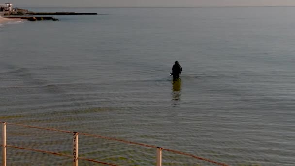Odessa Ukraina 2023 Poszukiwacz Skarbów Plaży Nad Morzem Czarnym Odessie — Wideo stockowe