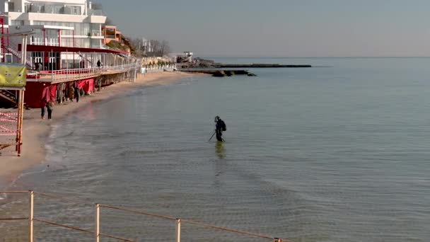 Odessa Ucrania 2023 Buscador Tesoros Playa Mar Negro Odessa Arcadia — Vídeos de Stock