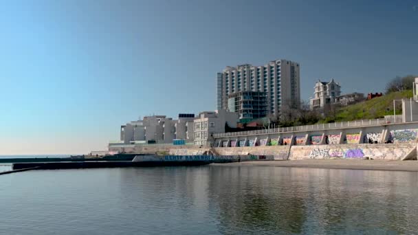 ウクライナのオデッサ14 2023 ウクライナのオデッサ市のアルカディアリゾートの海によるマンション 晴れた春の朝 — ストック動画