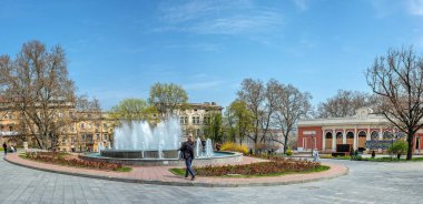 Odessa, Ukrayna 15.04.2023. Güneşli bir bahar gününde Ukrayna 'nın Odessa kentindeki Tiyatro Meydanı' nda Çeşme