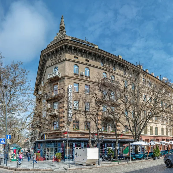 乌克兰敖德萨15 2023 位于乌克兰敖德萨Deribasovskaya街历史建筑中的阿姆斯特丹酒店 春天阳光灿烂 — 图库照片