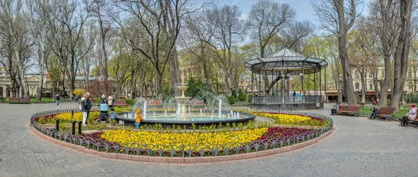 ウクライナのオデッサ15 2023 ウクライナのオデッサの歴史的中心部 市の広場にあるシティガーデン噴水は 晴れた春の日に — ストック写真