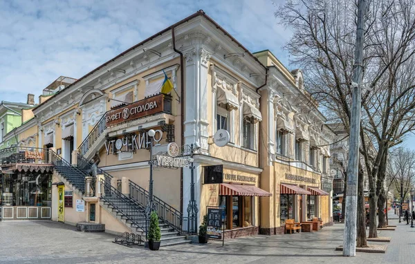 ウクライナのオデッサ15 2023 ウクライナのオデッサのデリバソフスカヤ通りの歴史的建造物 晴れた春の日 — ストック写真