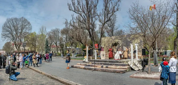 ウクライナのオデッサ15 2023 ウクライナのオデッサの歴史的中心部でのイースター演劇ショー 晴れた春の日 — ストック写真
