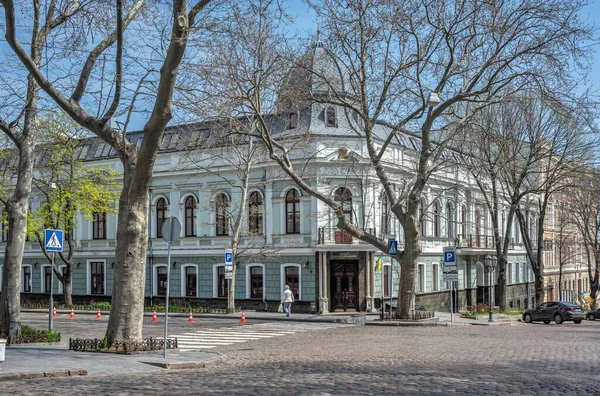乌克兰敖德萨15 2023 春天阳光灿烂的一天 乌克兰敖德萨普希金斯卡亚街上的历史建筑 — 图库照片