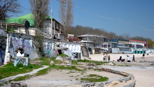 ウクライナのオデッサ18 2023 ウクライナのオデッサに空のOtradaビーチ 晴れた春の日に — ストック動画