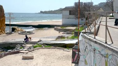 Odessa, Ukrayna 18.04.2023. Odessa, Ukrayna 'daki Otrada sahilinde güneşli bir bahar gününde kocaman bir deniz kabuğu taşı.