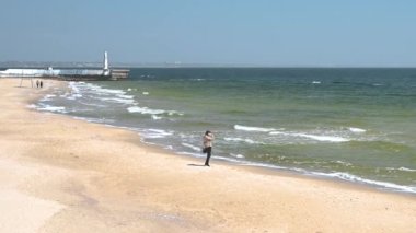 Odessa, Ukrayna 18.04.2023. Odessa, Ukrayna 'da güneşli bir bahar gününde boş bir Otrada plajı.