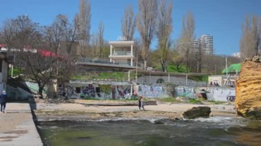 Odessa, Ukrayna 18.04.2023. Odessa, Ukrayna 'daki Otrada sahilinde güneşli bir bahar günü 4K' da kocaman bir deniz kabuğu taşı.