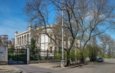 Odessa, Ukrayna 15.04.2023. Güneşli bir bahar gününde Ukrayna 'nın Odessa şehrindeki Gogol caddesinde tarihi bir bina.
