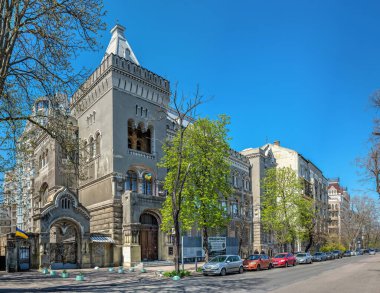 Odessa, Ukrayna 18.04.2023. Ukrayna 'nın Odessa kentindeki Marazlievskaya caddesindeki tarihi bina güneşli bir bahar günü