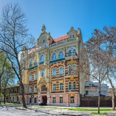 Odessa, Ukrayna 18.04.2023. Ukrayna 'nın Odessa kentindeki Marazlievskaya caddesindeki tarihi bina güneşli bir bahar günü