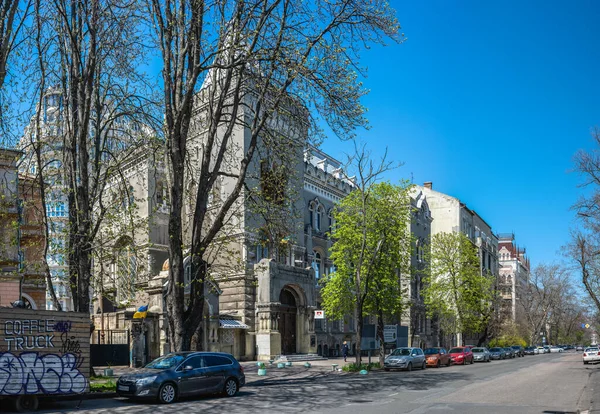 乌克兰敖德萨2023年4月18日 在一个阳光灿烂的春日 乌克兰敖德萨的Marazlievskaya大街上的历史建筑 — 图库照片