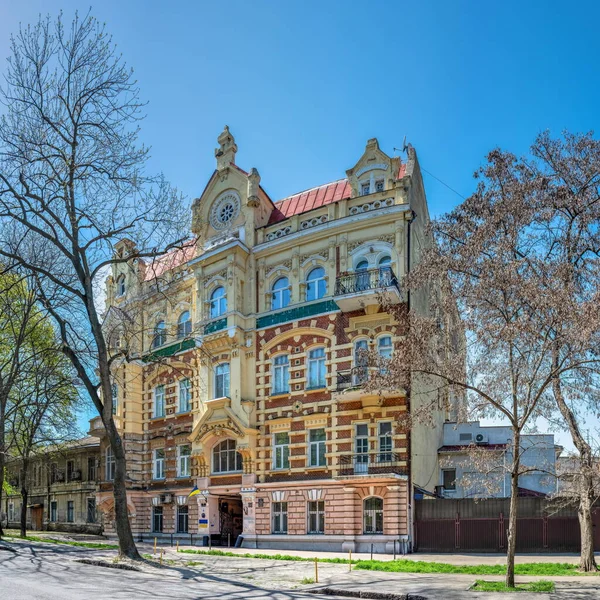 乌克兰敖德萨2023年4月18日 在一个阳光灿烂的春日 乌克兰敖德萨的Marazlievskaya大街上的历史建筑 — 图库照片