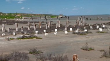 Ukrayna 'nın Odessa kentindeki Kuyalnik tuz gölünün sığ kıyısı, güneşli bir bahar gününde HD
