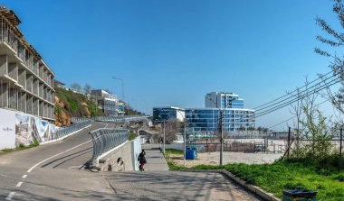 Odessa, Ukrayna 24.04.2023. Odessa, Ukrayna 'daki Chaika sahilinde güneşli bir bahar gününde tatil köyü.