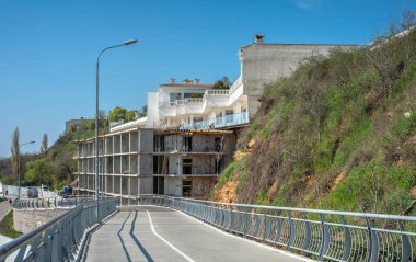 Odessa, Ukrayna 24.04.2023. Odessa, Ukrayna 'da Chaika sahilinde güneşli bir bahar gününde özel bir villa.