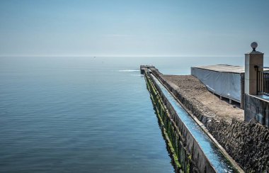 Odessa, Ukrayna 24.04.2023. Karadeniz 'in kıyısında, Ukrayna' nın Chaika Sahili 'nde güneşli bir bahar gününde.