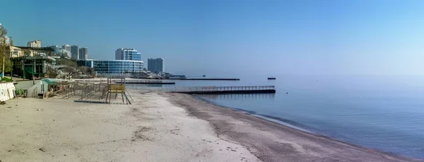 乌克兰敖德萨 2023 在一个阳光明媚的春天 在乌克兰敖德萨的查卡海滩上的黑海边缘 — 图库照片