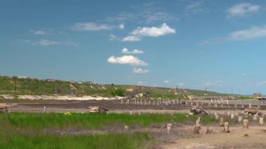 Ukrayna 'nın Odessa kentindeki kurumuş Kuyalnik gölünün kıyısında, güneşli bir bahar günü 4K